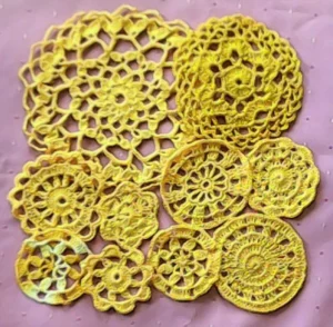 Gehäkelte Deckchen in gelb - MyCrocheting