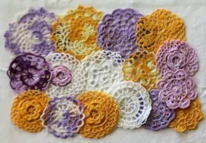 Gehäkelte Deckchen in weiß, gelb und lila - MyCrocheting