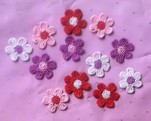 Gehäkelte Blumen in rosa, weiß, rot und lila - MyCrocheting