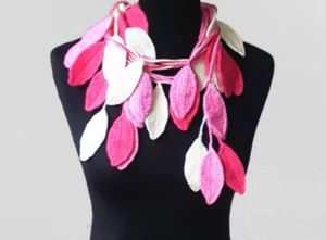 Gehäkelte Halskette mit rosa und weißen Blättern - MyCrocheting