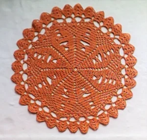 Gehäkeltes Deckchen in orange - MyCrocheting
