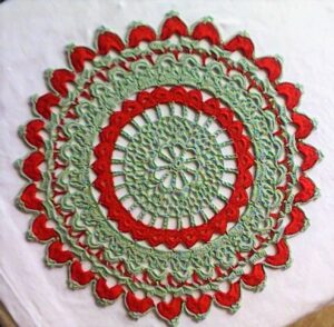 Gehäkeltes Deckchen in rot und grün - MyCrocheting