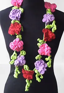 Gehäkelte Halskette mit großen Blumen- MyCrocheting