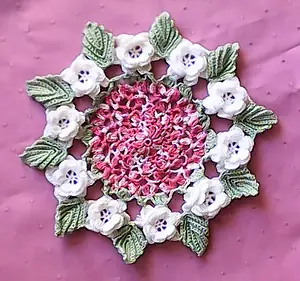 Gehäkeltes Rosendeckchen in grün, weiß und rosa- MyCrocheting