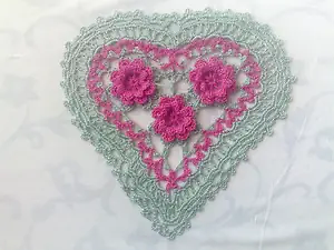 Gehäkeltes Herzdeckchen in grün und rosa - MyCrocheting