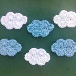 Wolken Applikation - gehäkelte Aufnäher blau und weiß