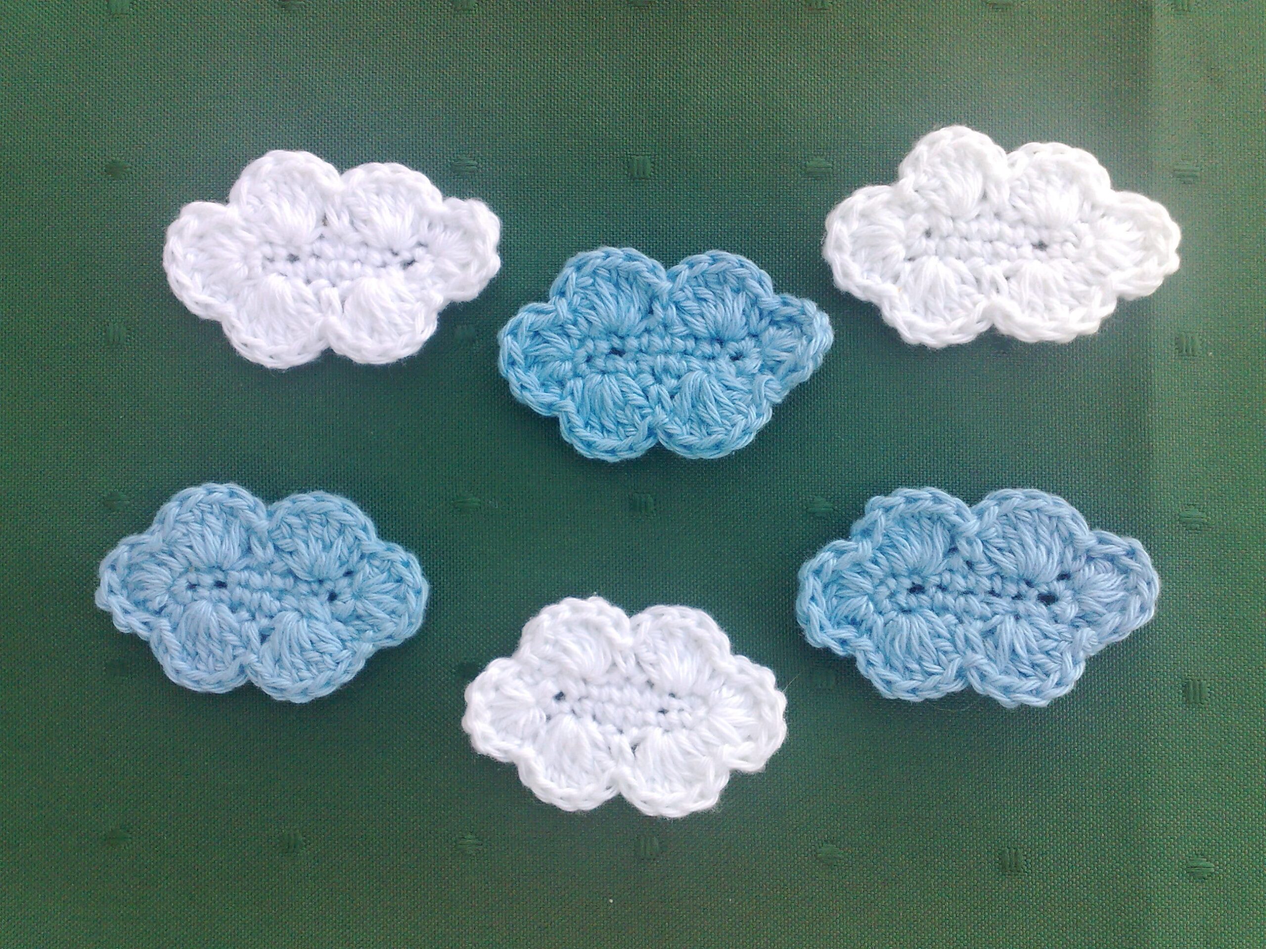 Wolken Applikation - gehäkelte Aufnäher blau und weiß