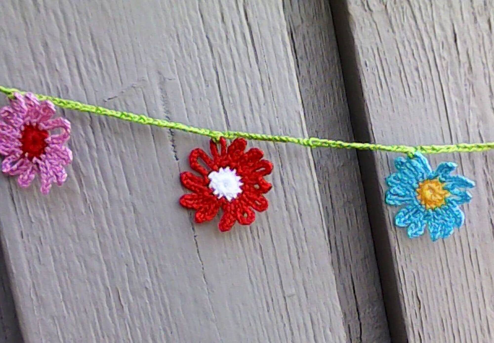 Gehäkelte Mini Girlande mit kleinen bunten Gänseblümchen – Bild 4
