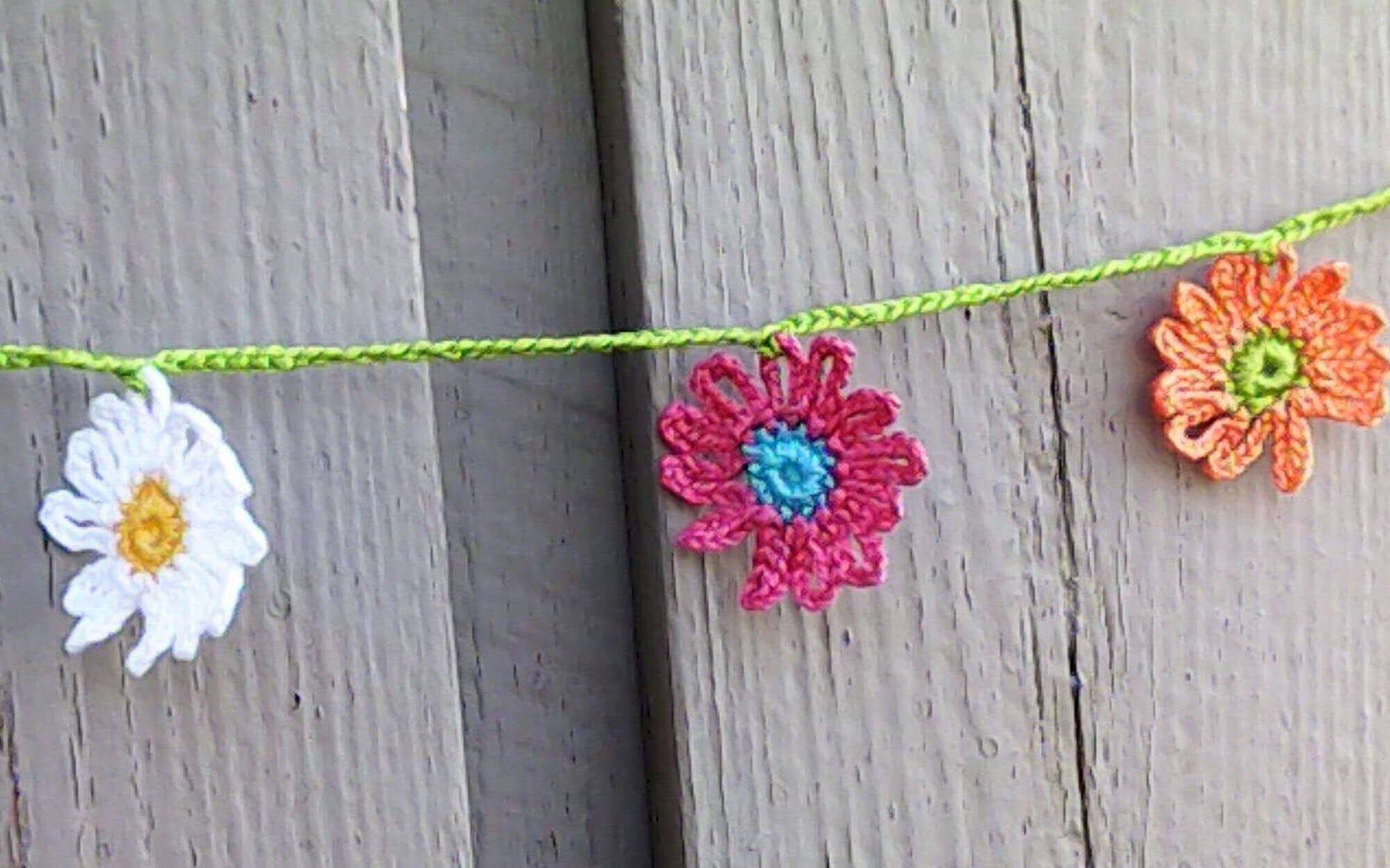 Gehäkelte Mini Girlande mit kleinen bunten Gänseblümchen – Bild 5