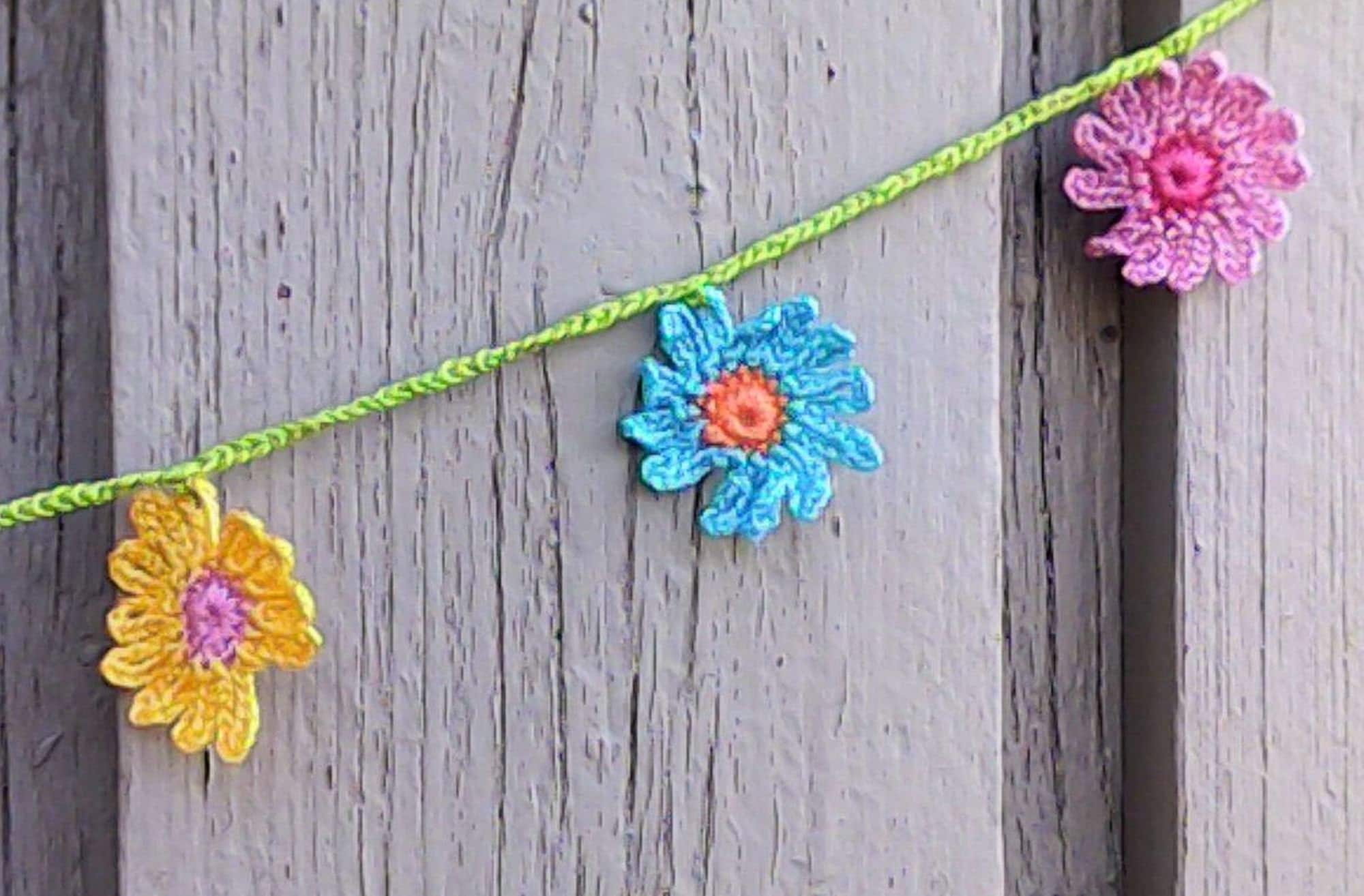 Gehäkelte Mini Girlande mit kleinen bunten Gänseblümchen – Bild 3