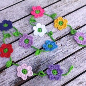 Mini Girlande - gehäkelt mit bunten Blümchen