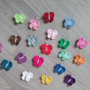 Gehäkelte Schmetterlinge im bunten Mix