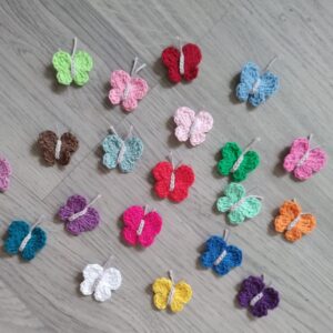 Gehäkelte Schmetterlinge im bunten Mix