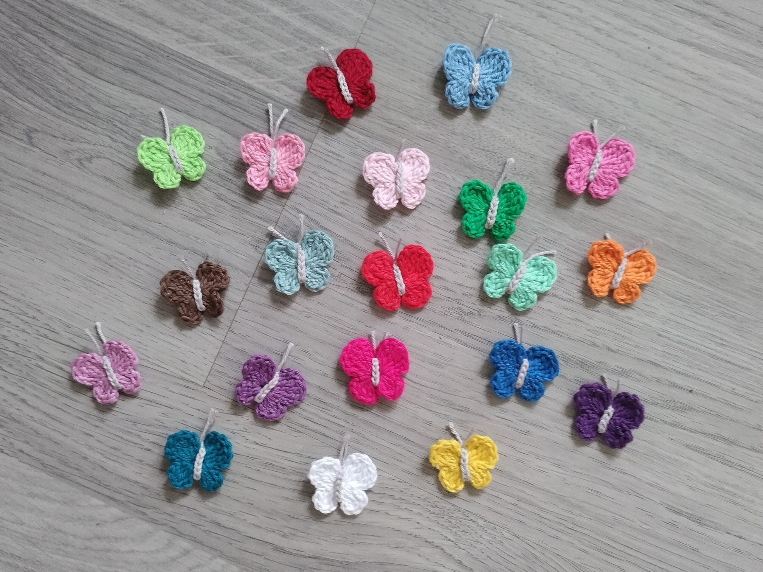 Gehäkelte Schmetterlinge im bunten Mix – Bild 2