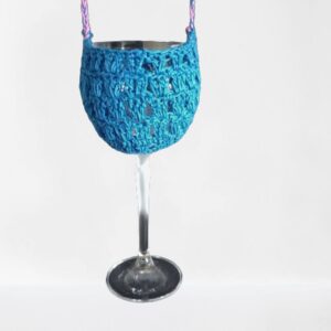 Gehäkelte Weinglas Kette - Glashalter in blauer Baumwolle