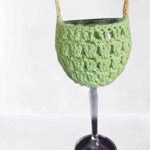 Gehäkelter Weinglashalter - Weinglascover in grün zum umhängen