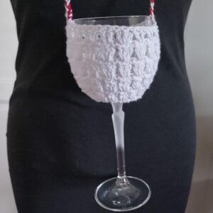 Gehäkelte Weinglaskette - Weinglashalter in weiß zum umhängen