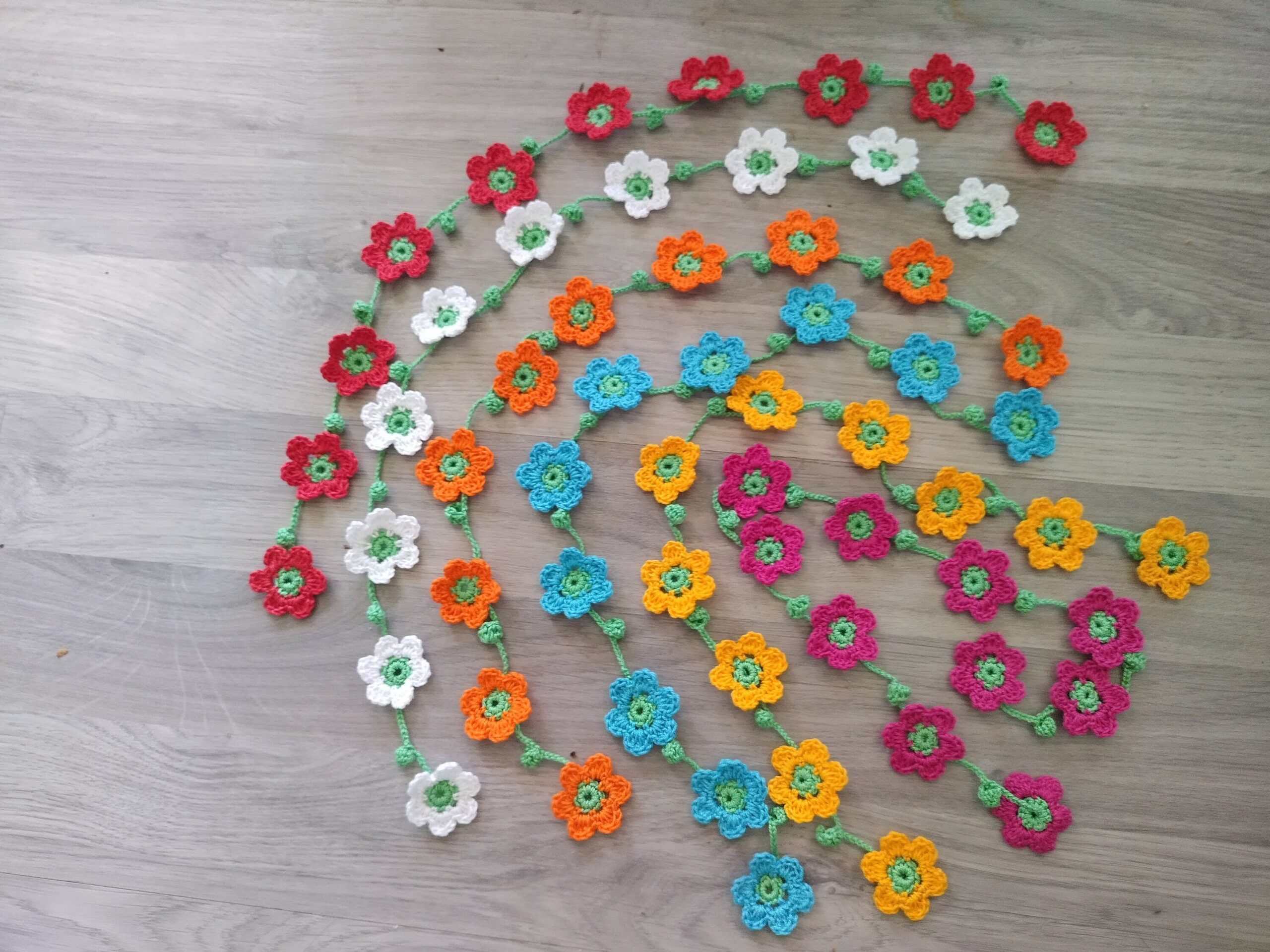 Blumengirlande rot - Häkelgirlande mit kleinen roten Blüten – Bild 9