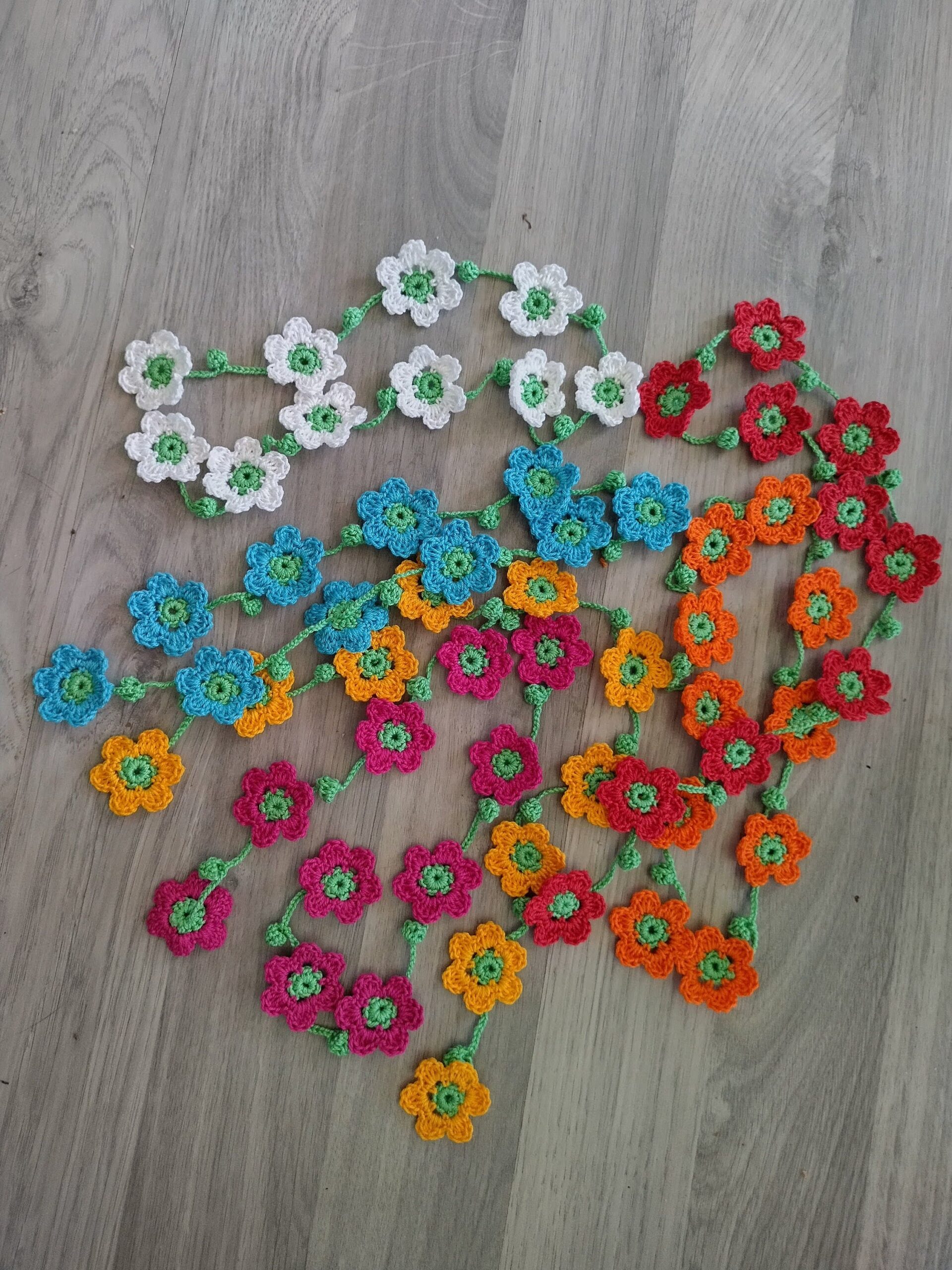 Blumengirlande rot - Häkelgirlande mit kleinen roten Blüten – Bild 2