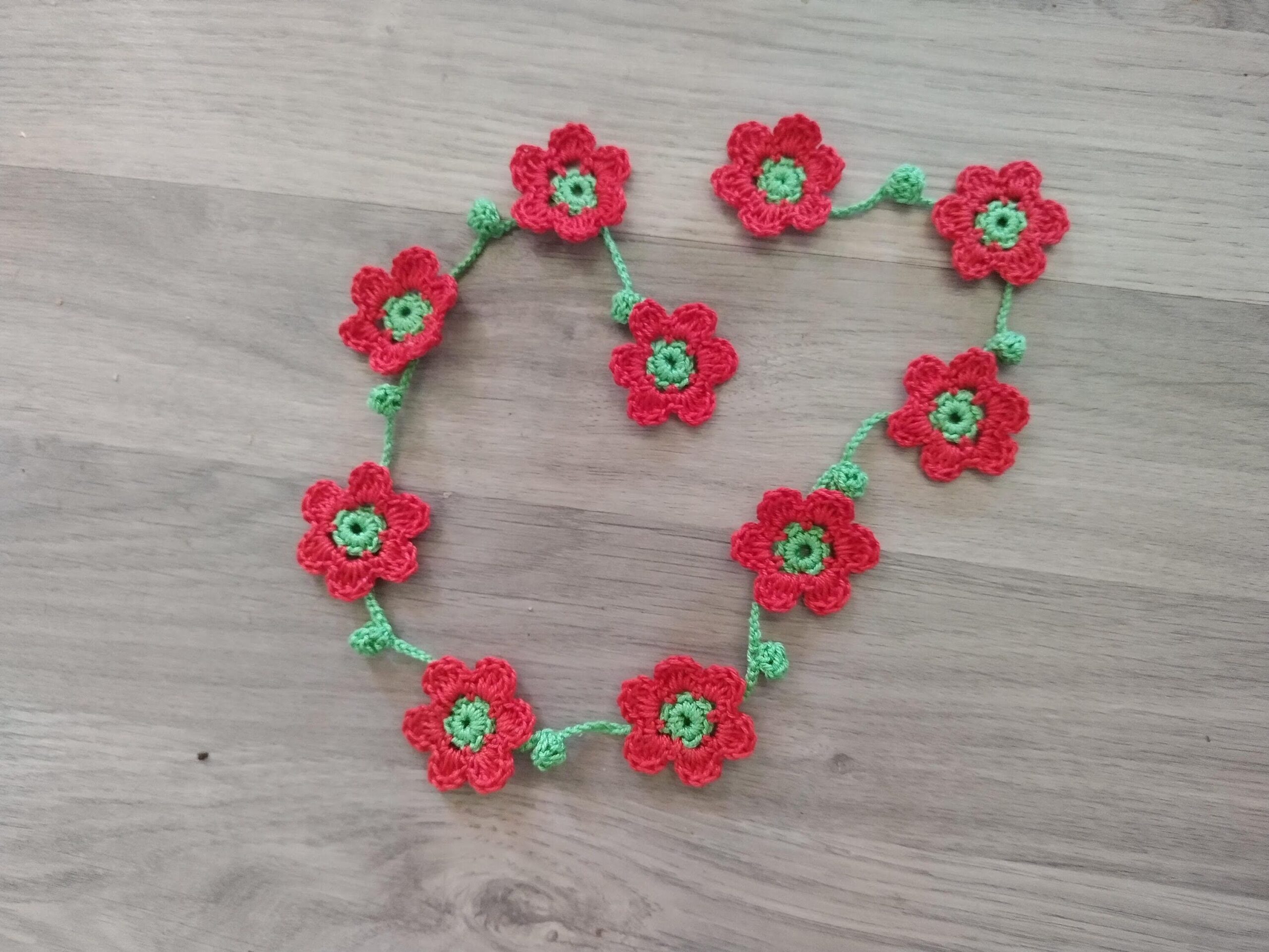 Blumengirlande rot - Häkelgirlande mit kleinen roten Blüten