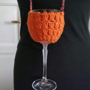 Weinglashalter gehäkelt - Glashalter in orange zum umhängen